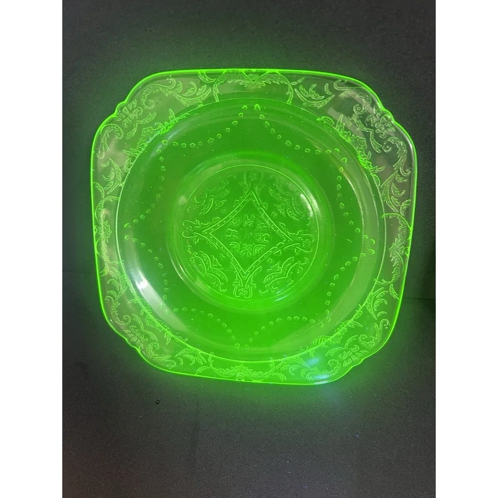 Set Of 2 Uranium Glow Plates Depression Federal Glass Patrician 6